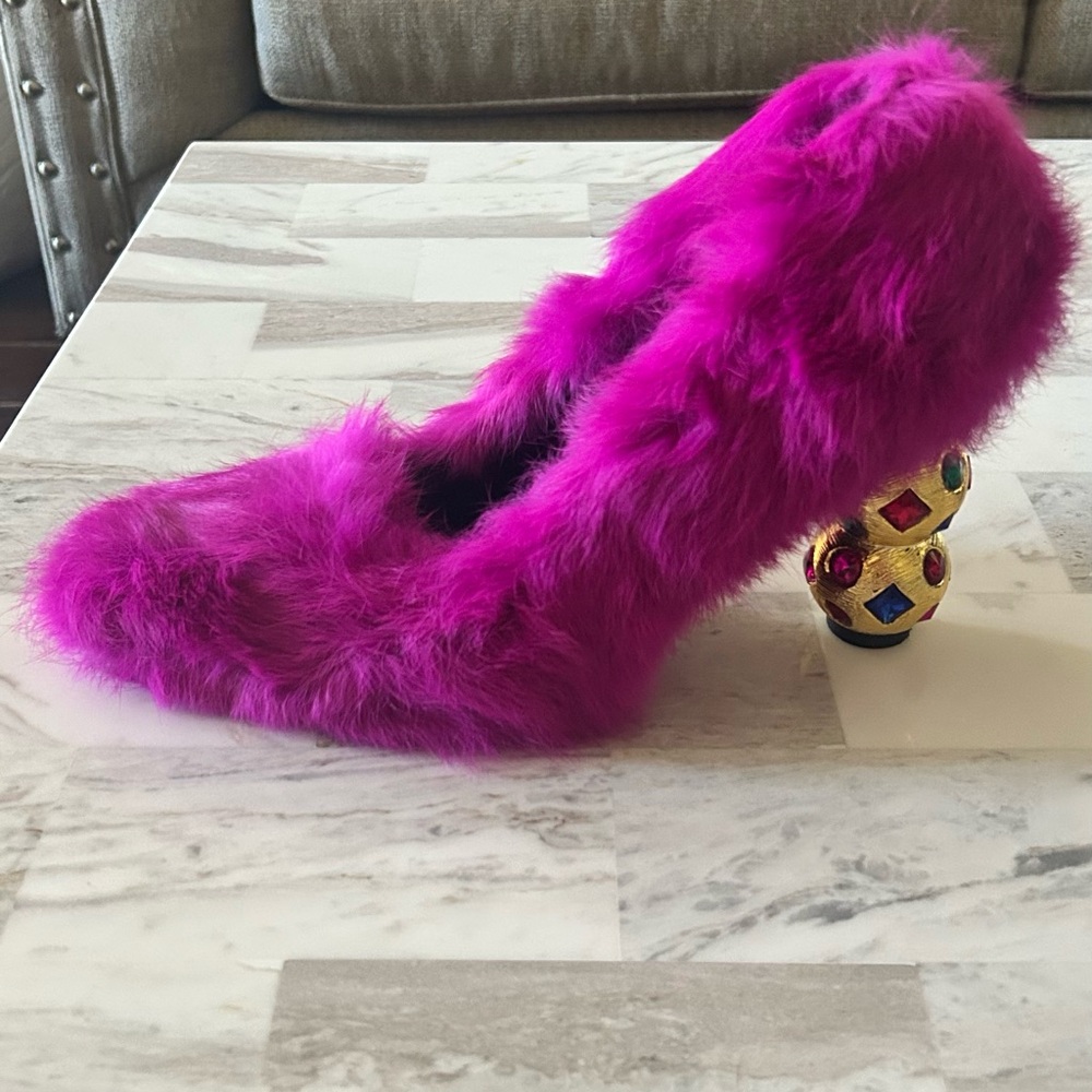 Fuchsia pink heels, with gemstones